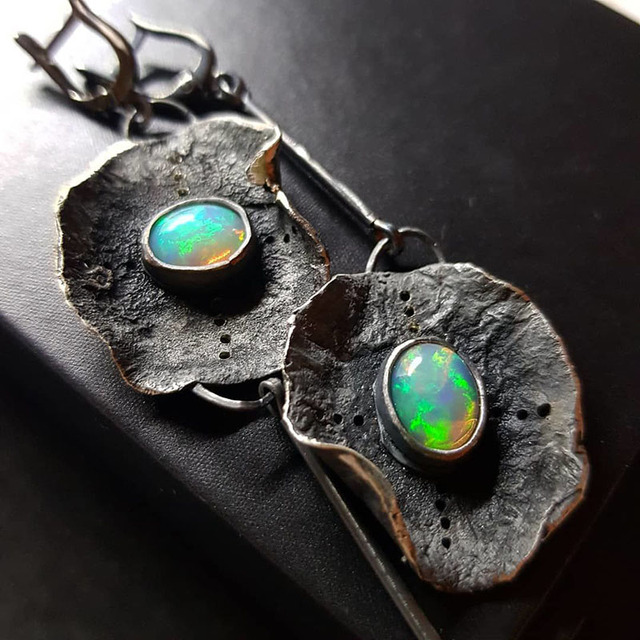Kolczyki wiszące Boho opal z poczernionego metalu z fascynującą zielenią