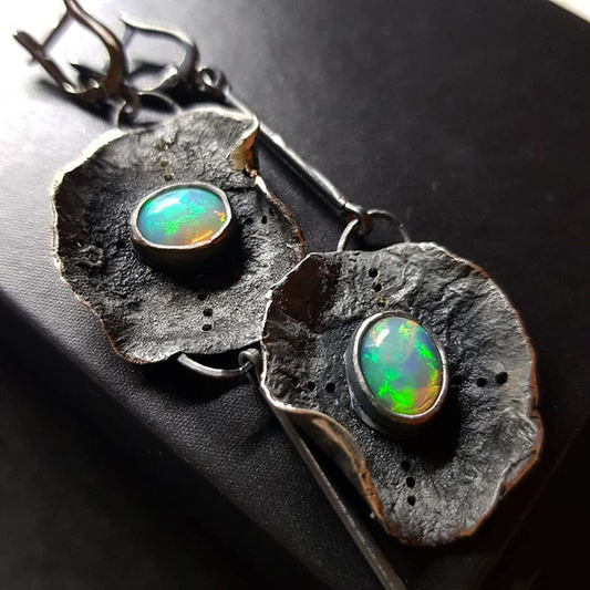Kolczyki wiszące Boho opal z poczernionego metalu z fascynującą zielenią