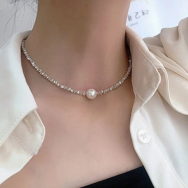 Elegancki naszyjnik z pereł z błyszczącymi kamieniami cyrkonii w stylu choker