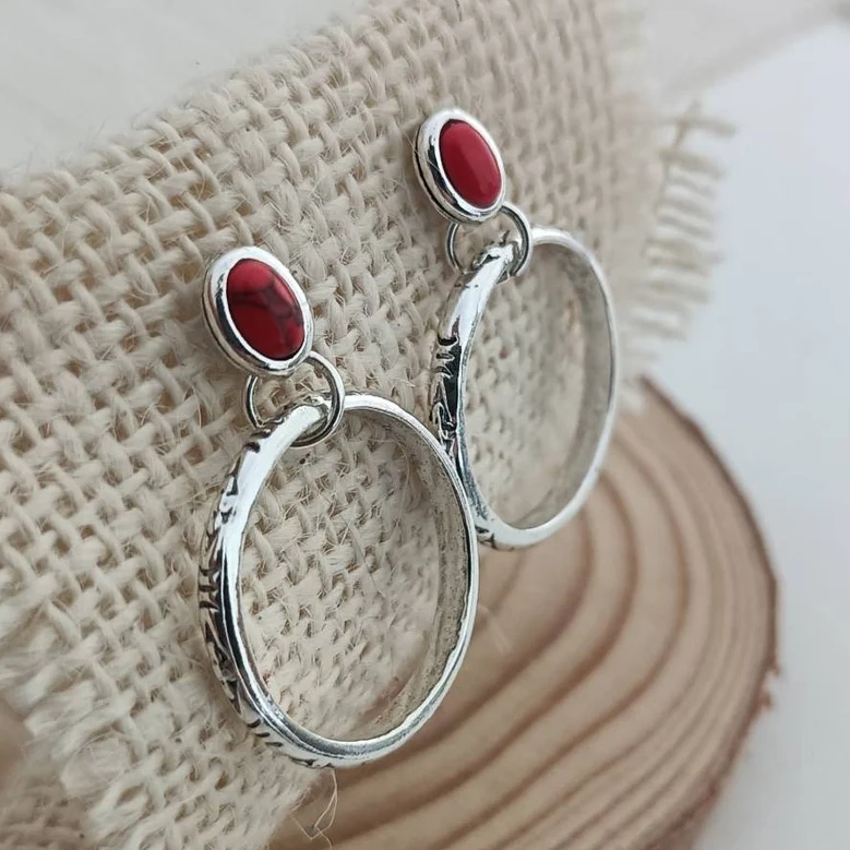 Kolczyki boho z czerwonymi kamieniami turkusowymi i młotkowanym designem