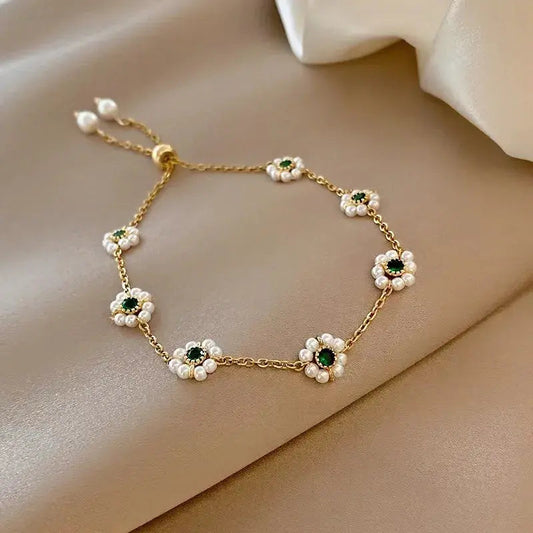 Elegancka bransoletka kwiaty z pereł z błyszczącą cyrkonią