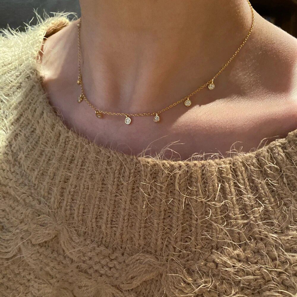 Błyszczący naszyjnik choker z zawieszkami z cyrkonii w nowoczesnym stylu