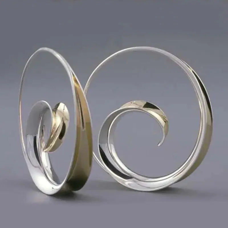 Eleganckie spiralne kolczyki z falistym, owijanym designem