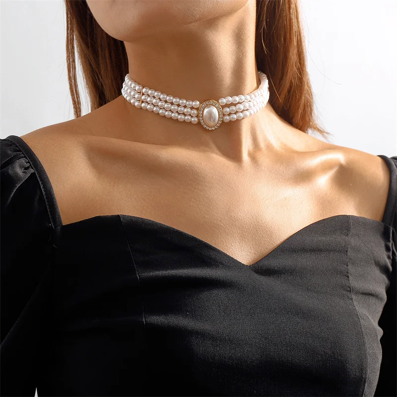 Elegancki trzyrzędowy choker z pereł z owalną zawieszką z cyrkonii