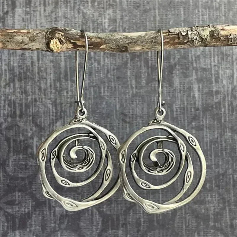 Przepiękne spiralne kolczyki w designie labiryntu