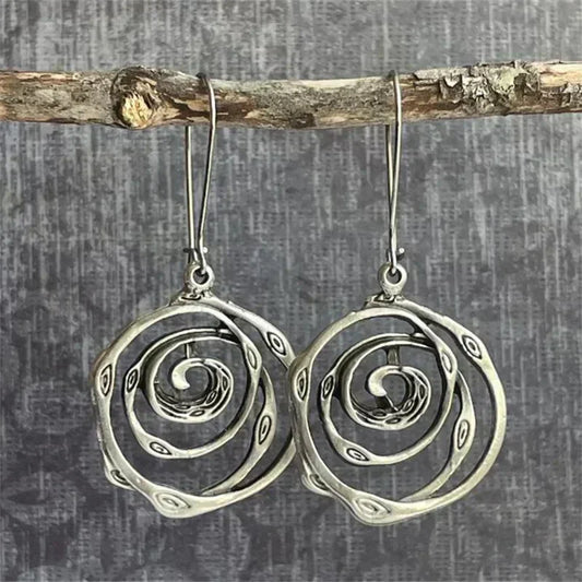 Przepiękne spiralne kolczyki w designie labiryntu