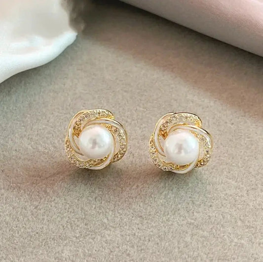 Eleganckie kolczyki z perłami z dżetami w kwiatowym spiralnym designie