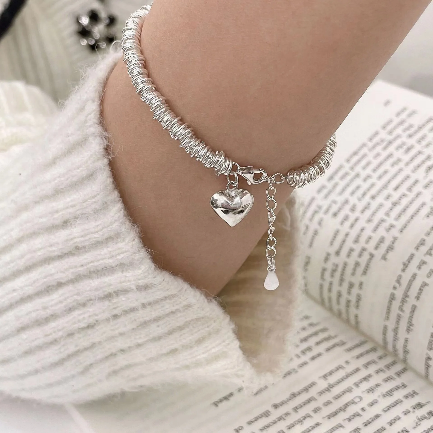Elegancka bransoletka z zawieszką serce i designem sprężyny spiralnej