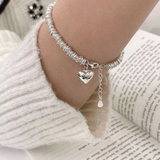 Elegancka bransoletka z zawieszką serce i designem sprężyny spiralnej