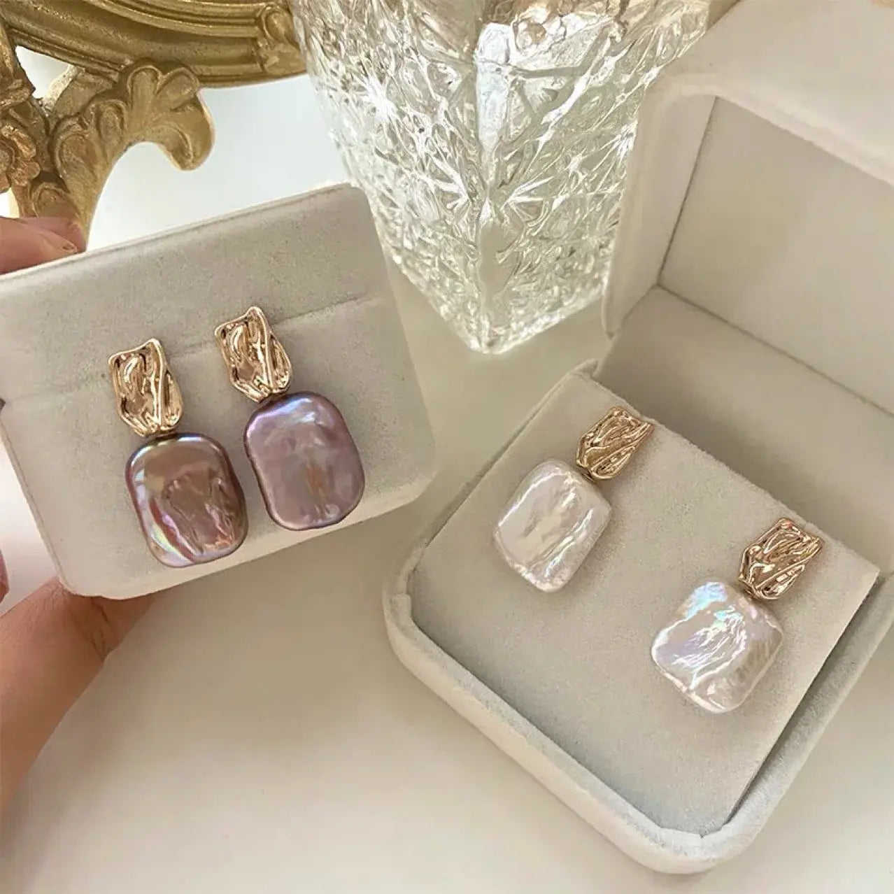 Eleganckie kolczyki z perłami barokowymi ze strukturyzowanym detalem z metalu