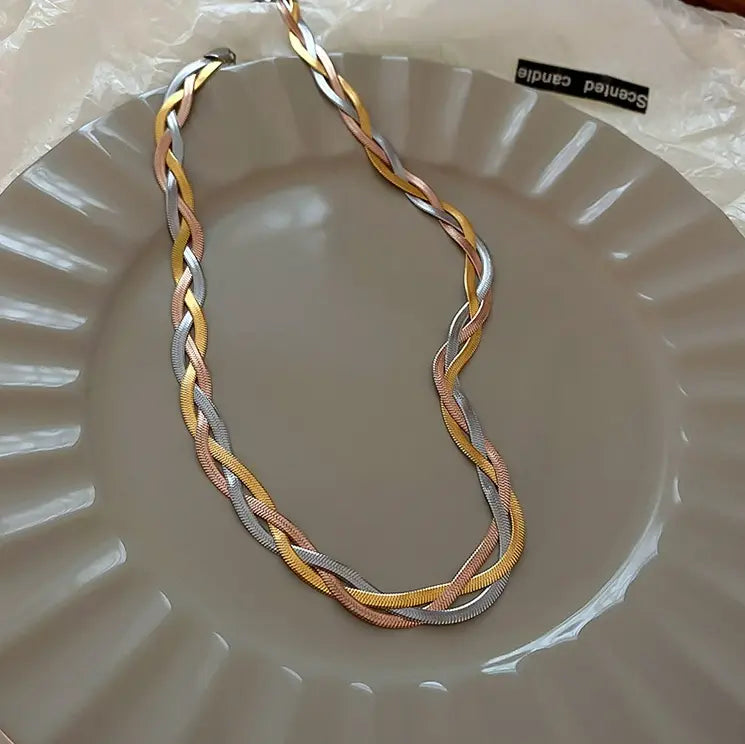 Wielorzędowy pleciony łańcuszek żmijka w eleganckim designie trójkolorowym