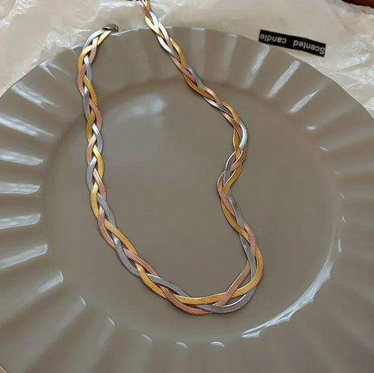 Wielorzędowy pleciony łańcuszek żmijka w eleganckim designie trójkolorowym