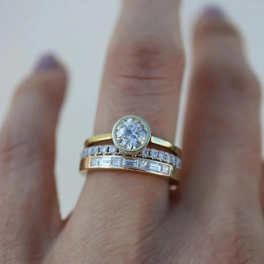 Zestaw zaręczynowy: pierścionek solitaire z obrączką z bagietkami