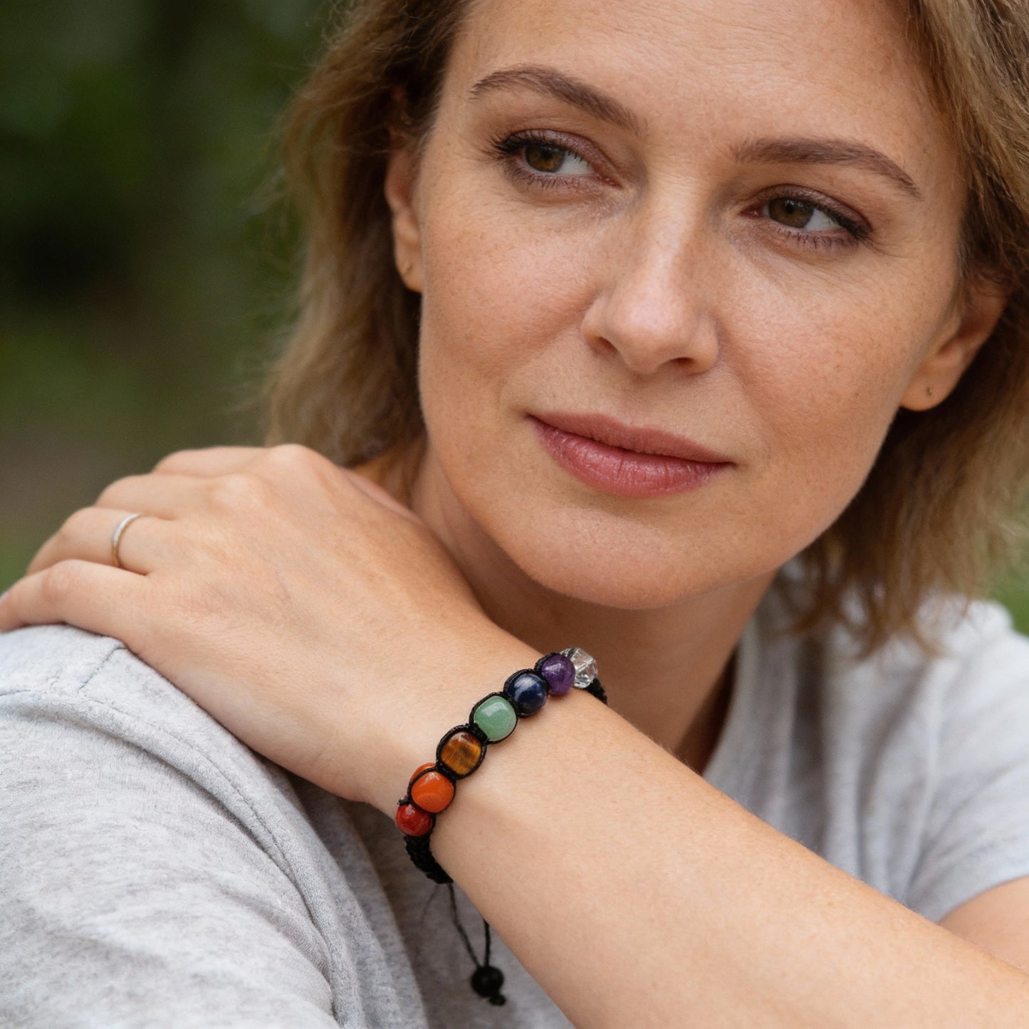 Ręcznie wykonana bransoletka czakra z kamieni naturalnych i regulowanej taśmy makramowej