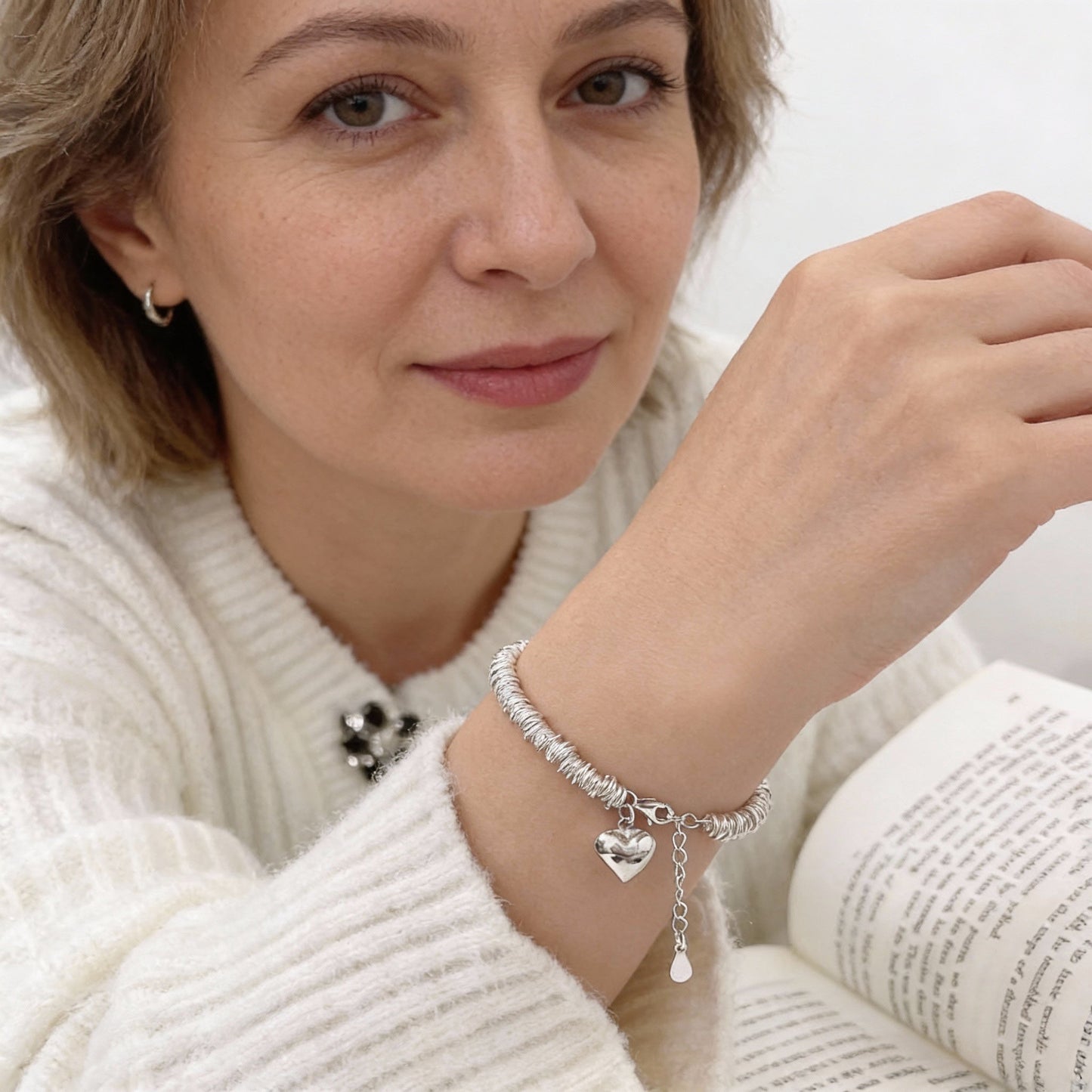 Elegancka bransoletka z zawieszką serce i designem sprężyny spiralnej
