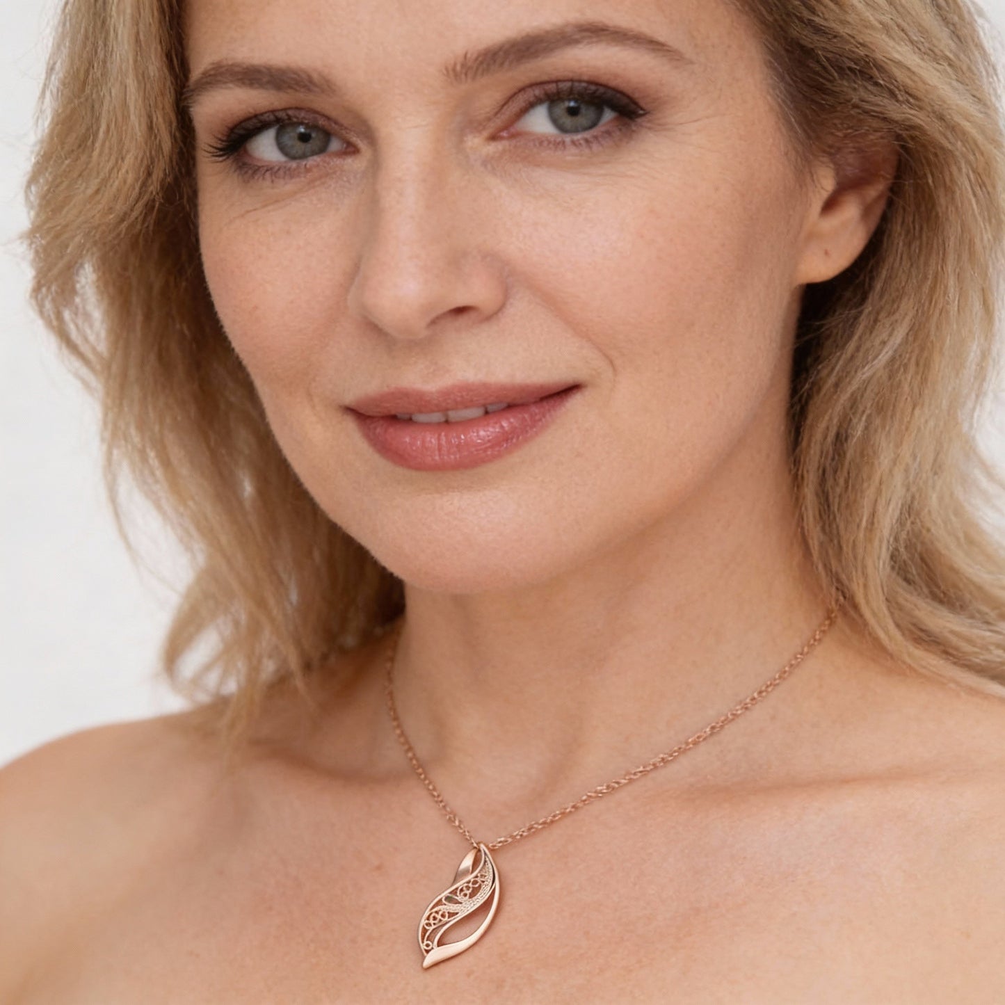 Delikatny naszyjnik liście z filigranowym wzorem dla stylowej elegancji