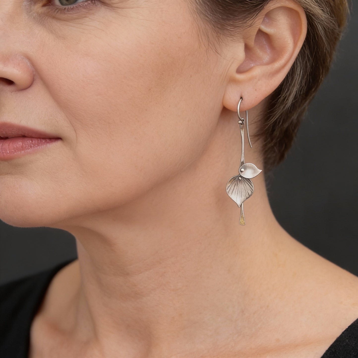 Ręcznie wykonane kolczyki wiszące z liściem z eleganckim designem natury