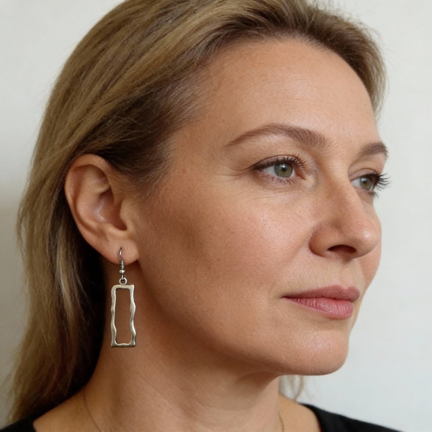 Nowoczesne geometryczne kolczyki z antycznym wykończeniem w stylu boho