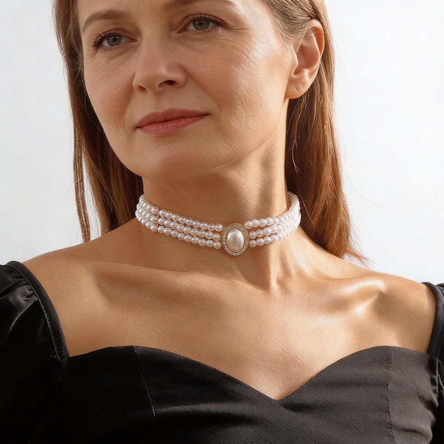 Elegancki trzyrzędowy choker z pereł z owalną zawieszką z cyrkonii