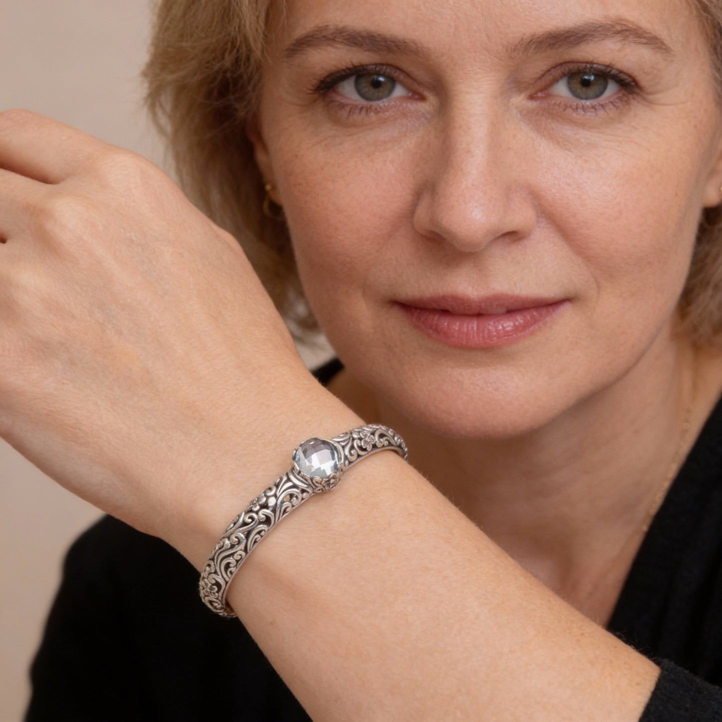 Figlarna bransoletka pnącza z topazem niebieskim i kwiatowymi ornamentami