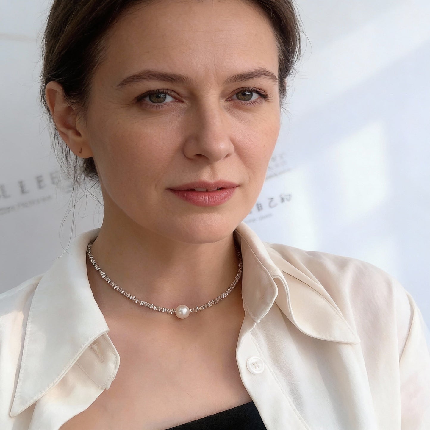 Elegancki naszyjnik z pereł z błyszczącymi kamieniami cyrkonii w stylu choker