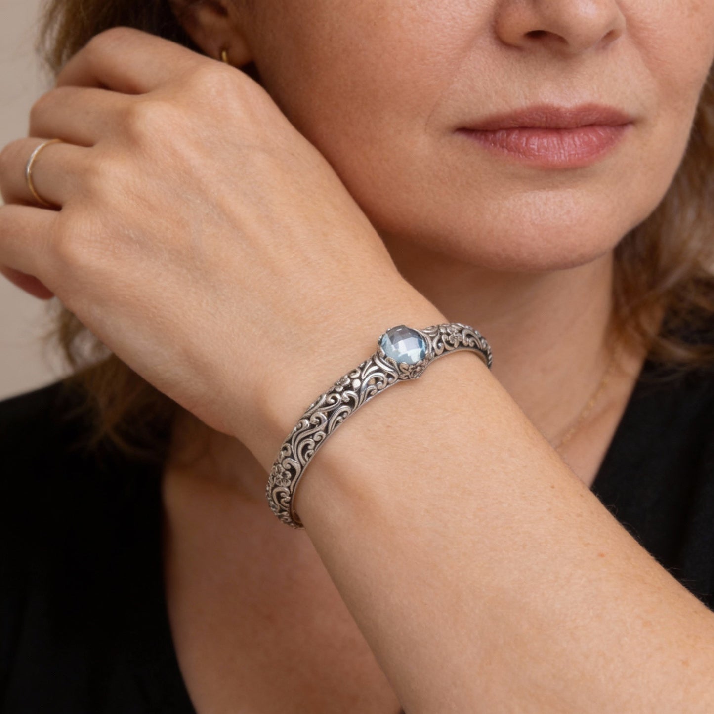 Figlarna bransoletka pnącza z topazem niebieskim i kwiatowymi ornamentami