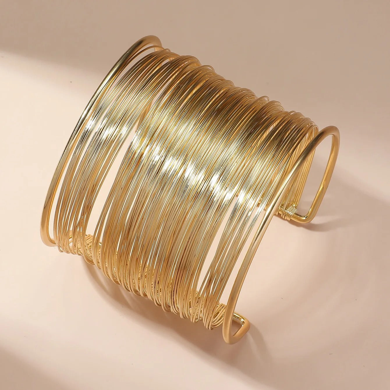 Spiralna bransoletka owijana z drutem i wielowarstwowym designem
