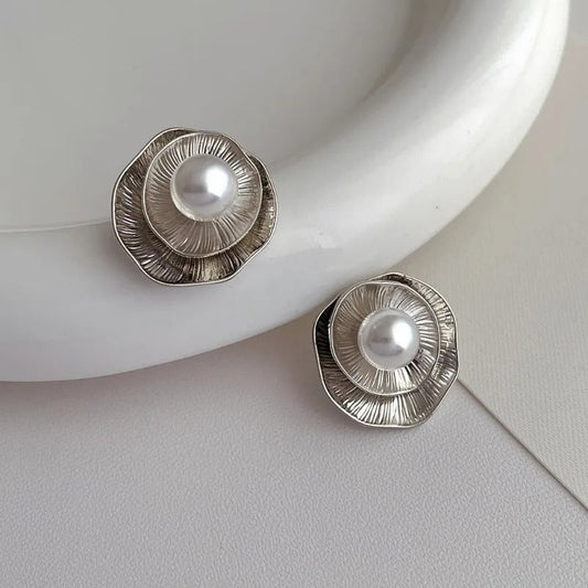 Eleganckie kolczyki sztyfty z perłą w kwiatowym designie vintage dla kobiet
