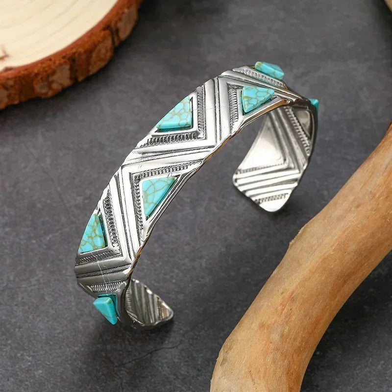 Bransoletka sztywna z turkusem z geometrycznym wzorem tribal